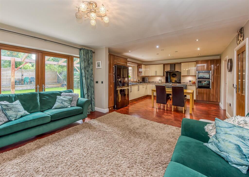 14 Ackleton Gardens-Kitchen Family Room (2).jpg