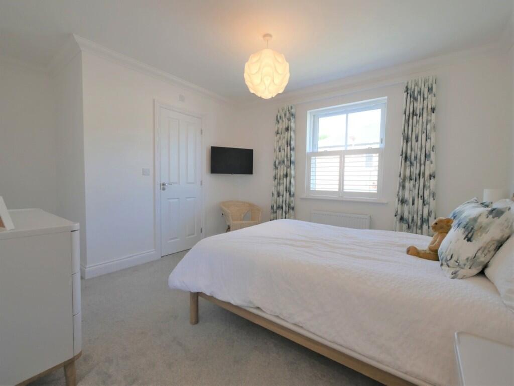 PRINCIPAL BEDROOM...