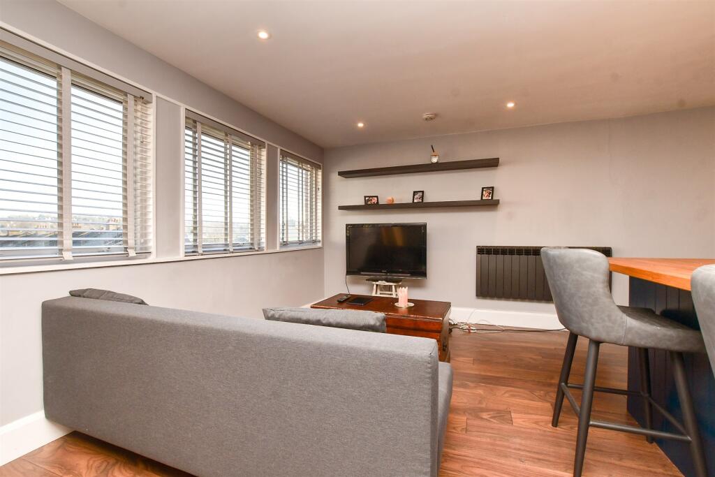 Kitchen / Lounge / Diner