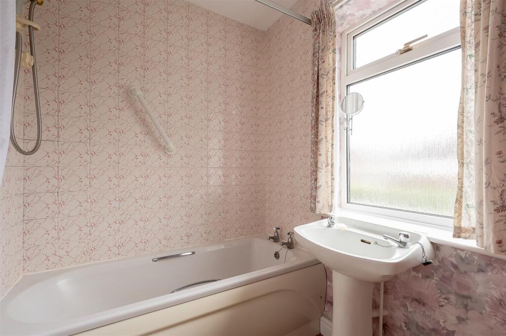 5 Thirlmere Dr-3.jpg