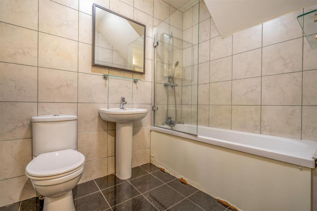 Flat 1 Bathroom
