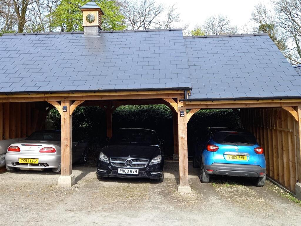 Garage / Carport
