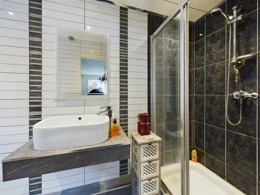 EN SUITE SHOWER ROOM