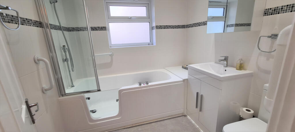 GROUND FLOOR BATHROOM