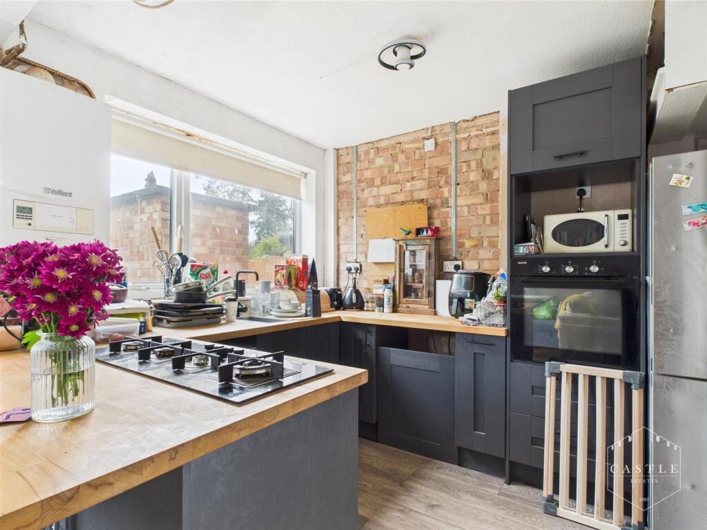 OPEN PLAN LIVING KITCHEN - KITCHEN AREA