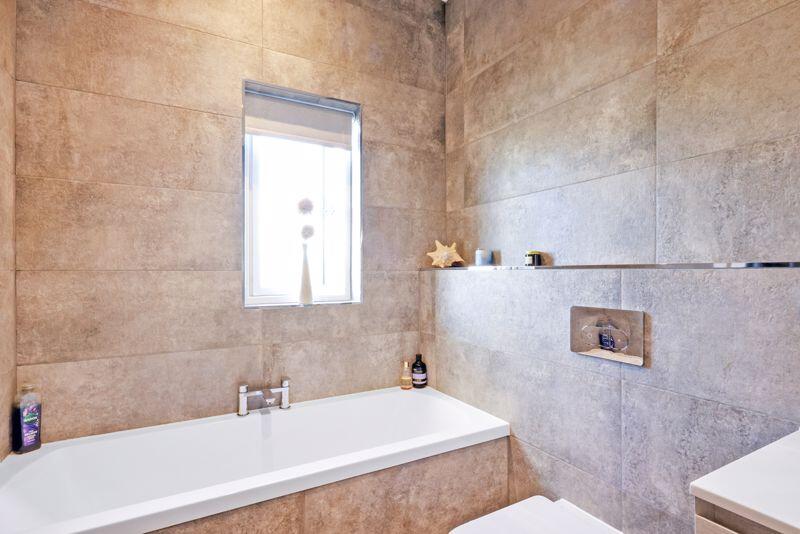 Master ensuite bath and shower room