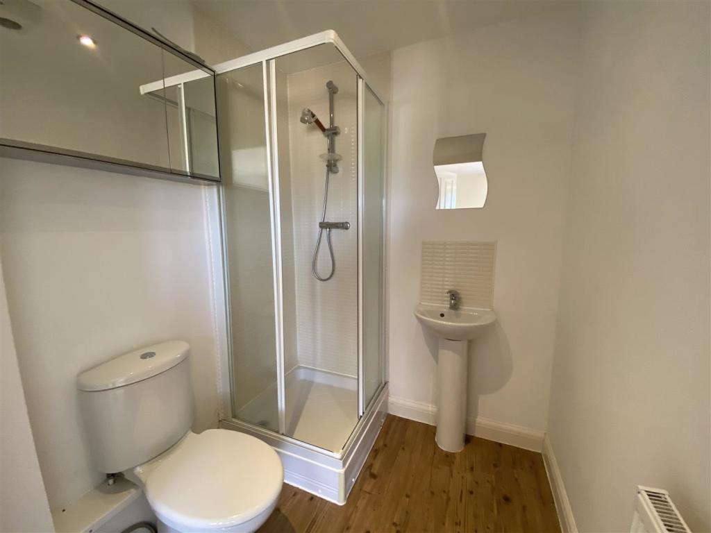EN-SUITE SHOWER ROOM
