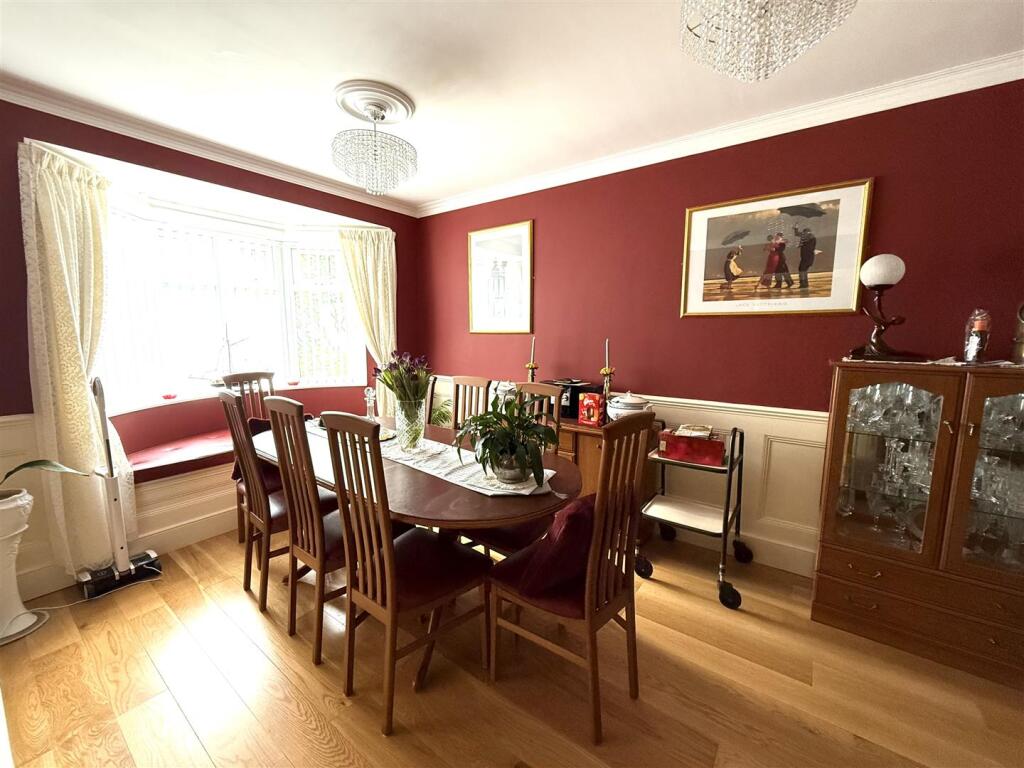 49 armitage dining t.jpeg