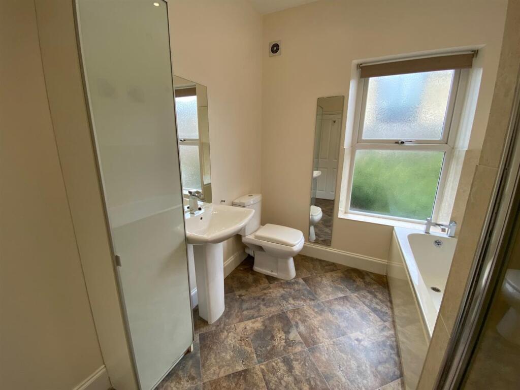 6 Hollyns Terrace bathroom  01.03.22.jpg