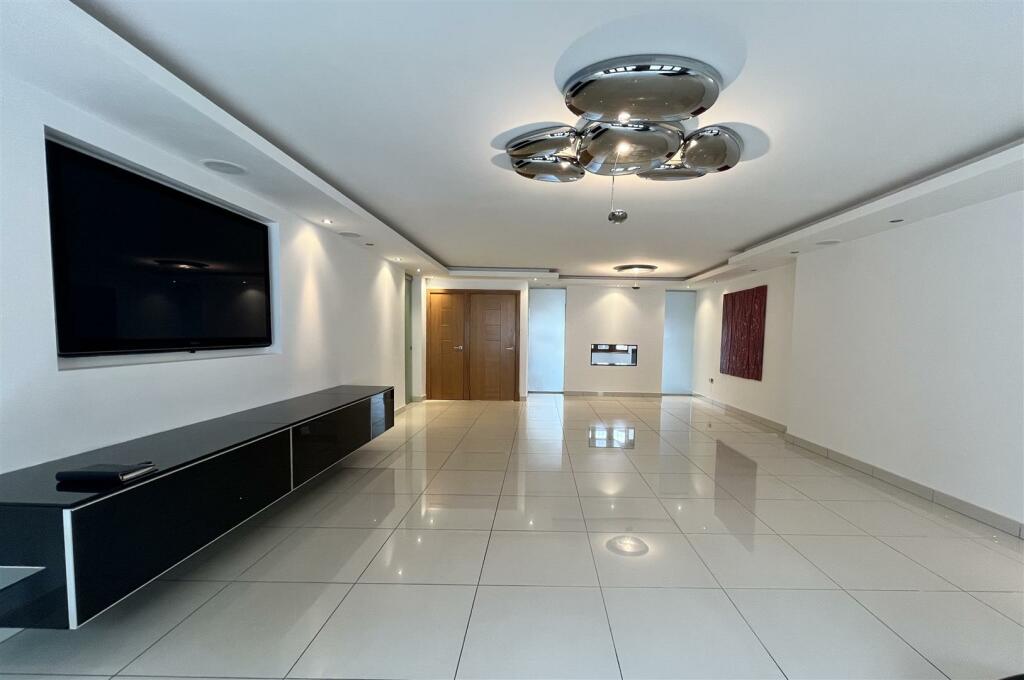 FAMILY ROOM: PIC. 2