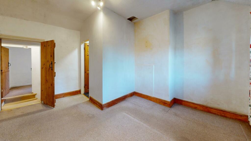 e2EXxD25Dqg-Bedroom