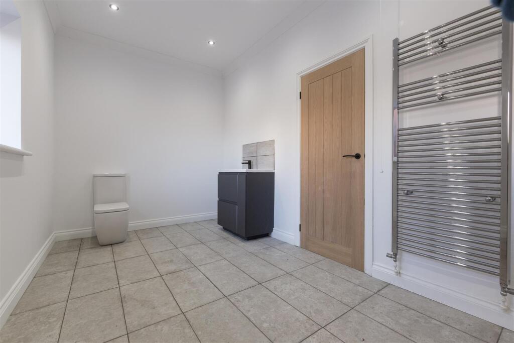 BATHROOM/WC