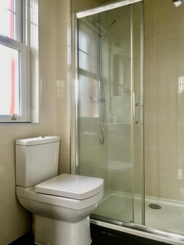 En-suite shower.jpg
