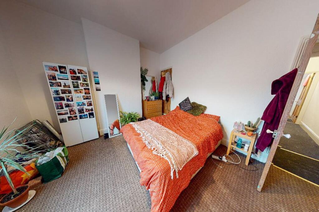 Bedroom 1 (2)