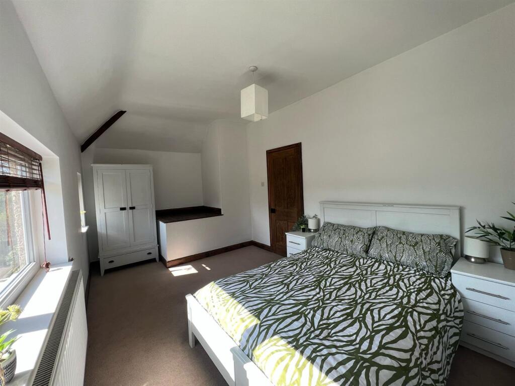 Bedroom 1.jpg