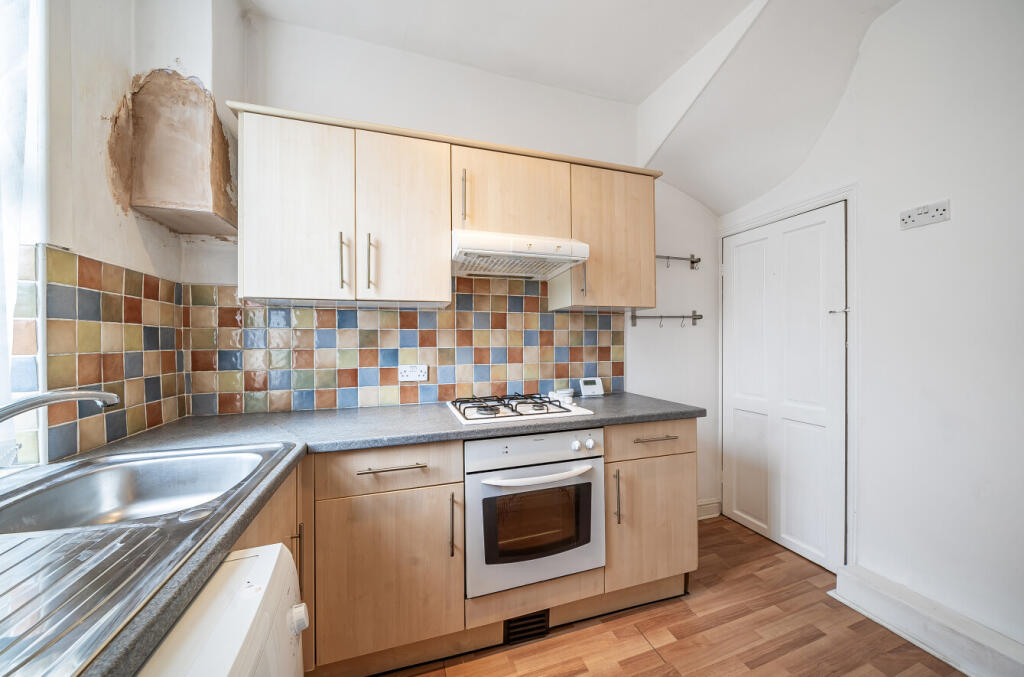 1304354-5-683f2be...