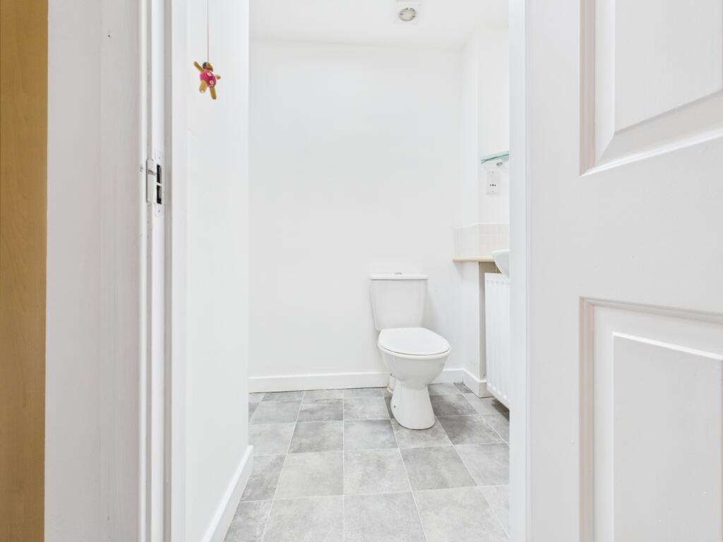 CAM03729G0-PR0136-STILL005