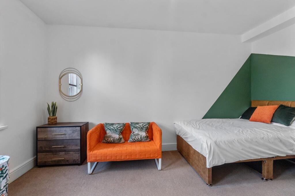 ROOM.jpg