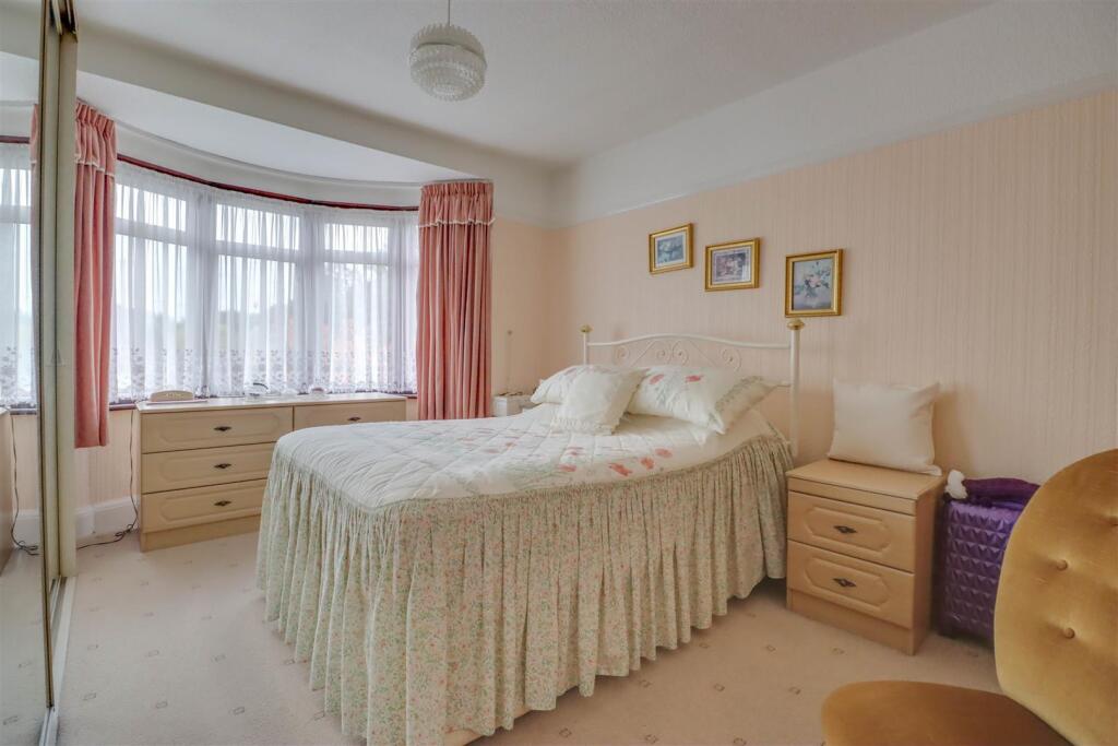 52 RUNWELL ROAD INSIDE-4.jpg