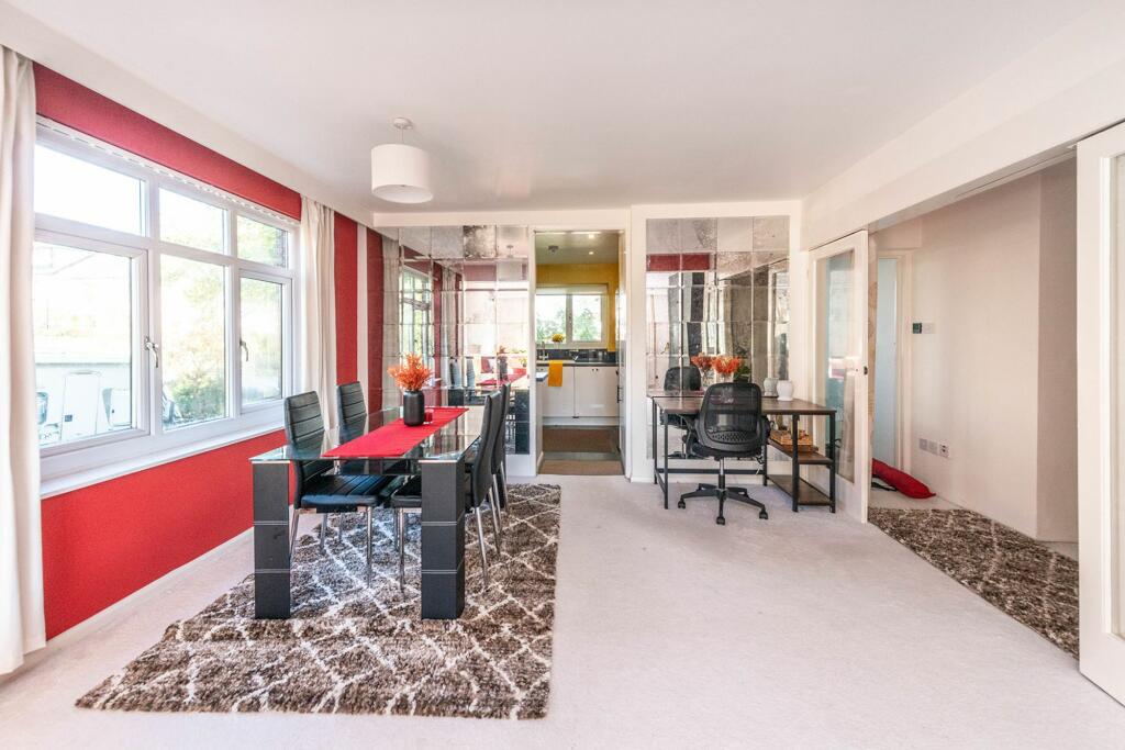 KITCHEN DINER AND LOUNGE