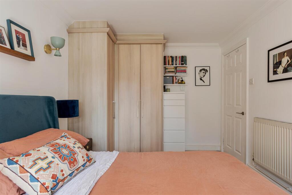 Churchfields, E18