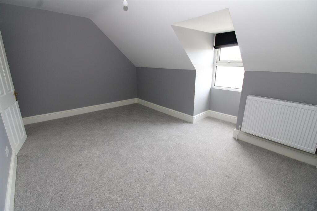 top floor big bedroom.JPG