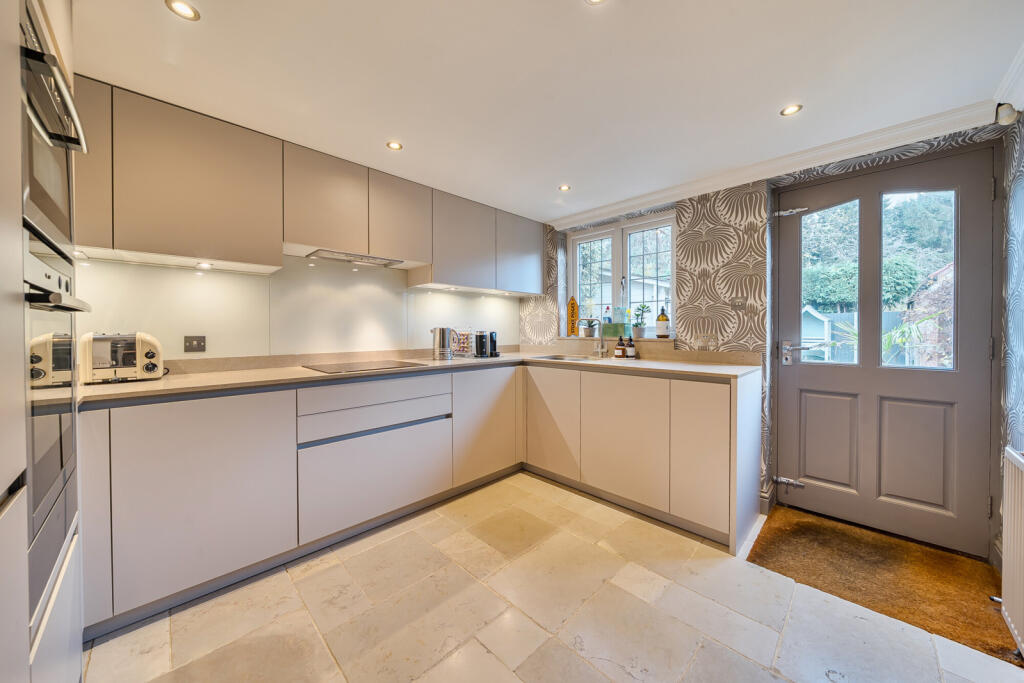 1375848-16-690cbb...