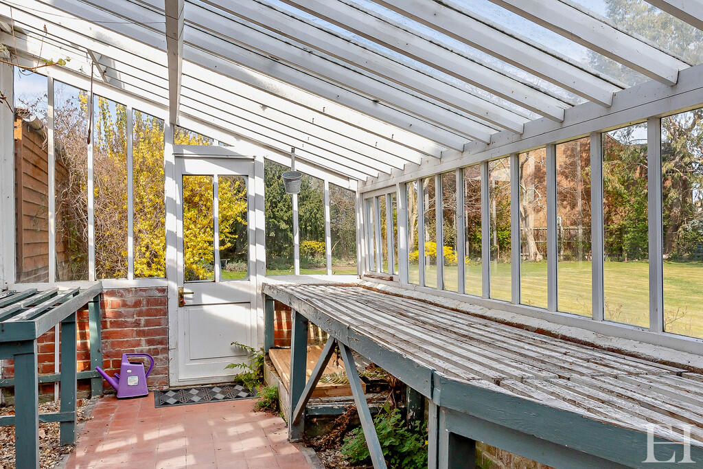 8642632-interiorW...
