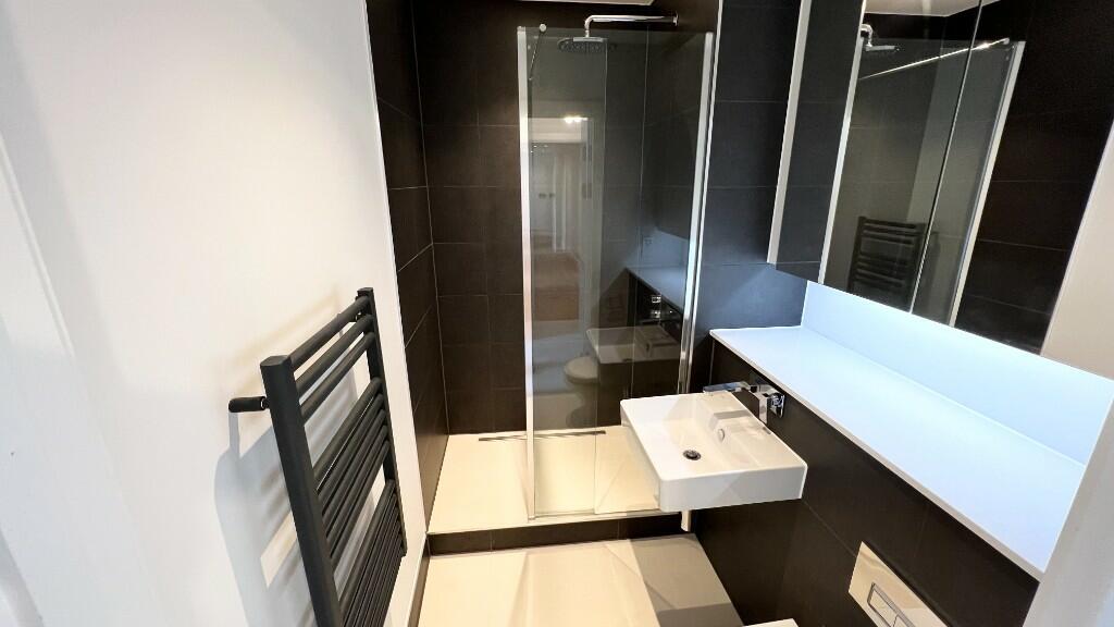 BATHROOM 2 EN-SUITE