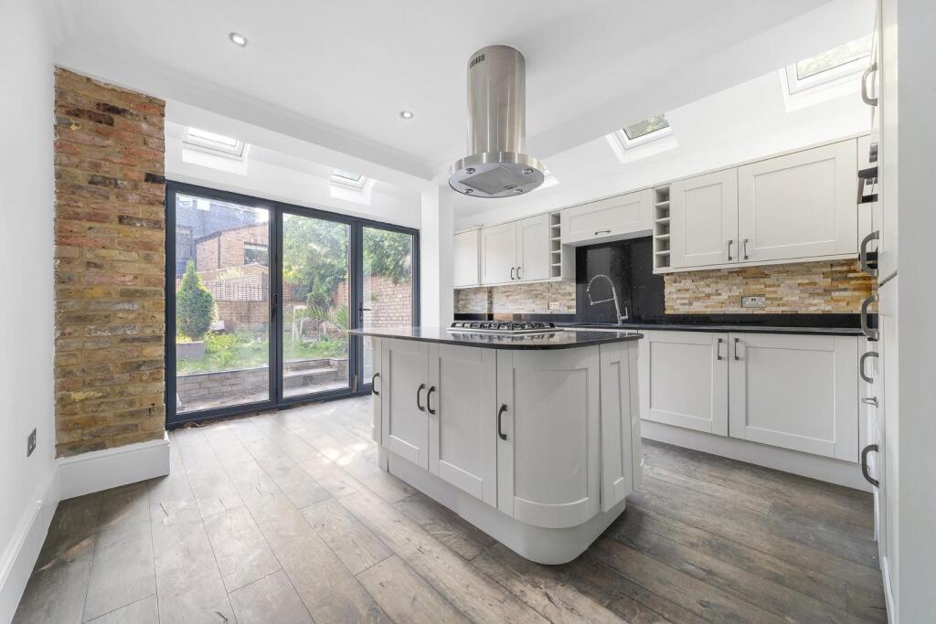 Kitchen (1).JPG