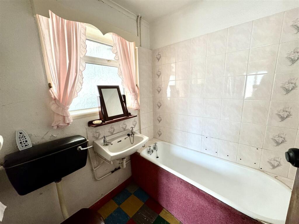 FAMILY BATHROOM