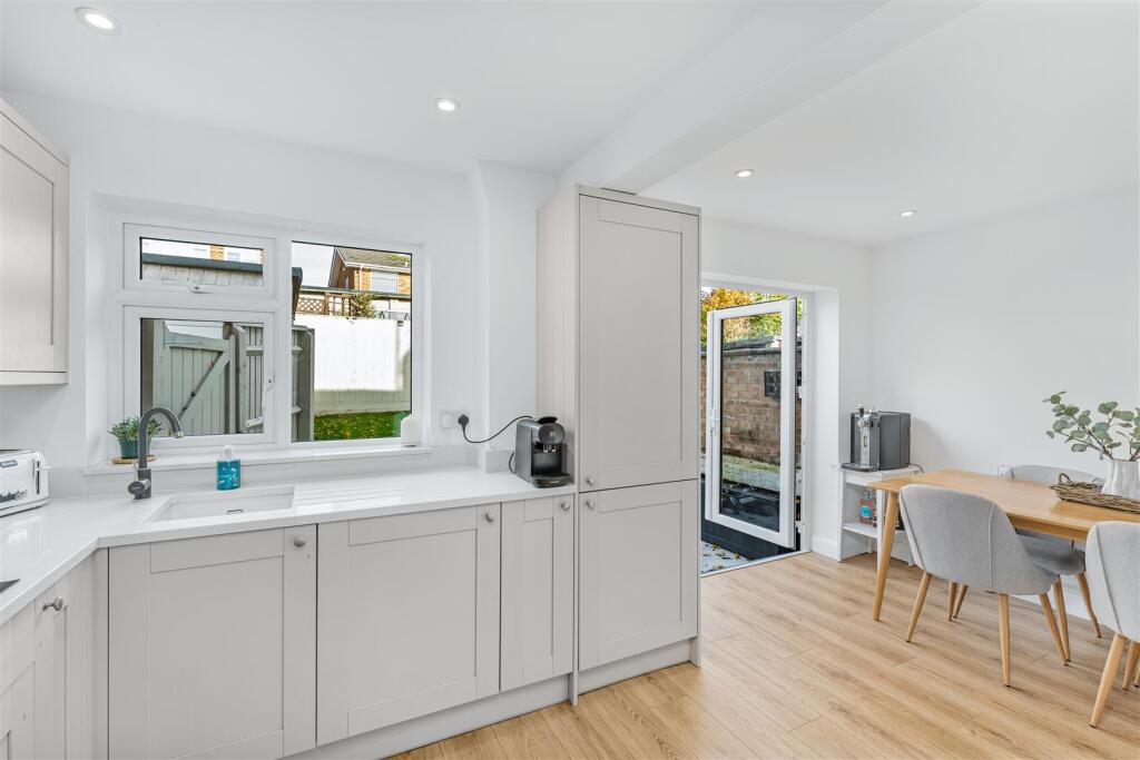 22 Austin Drive, Banbury-10.jpg