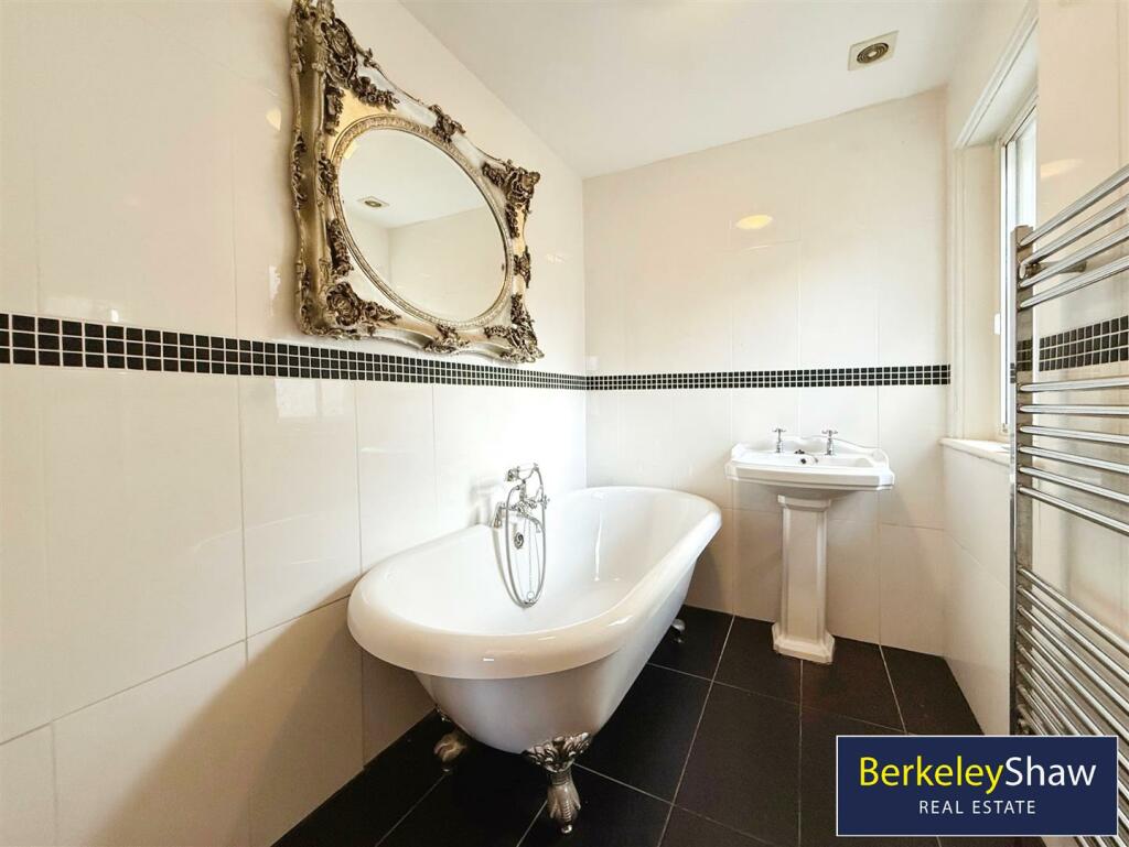 Family Bathroom (First Floor)