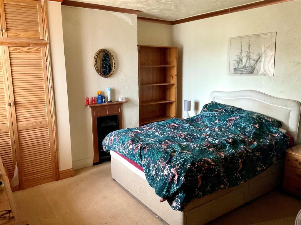 bedroom 1 pic3.jpg