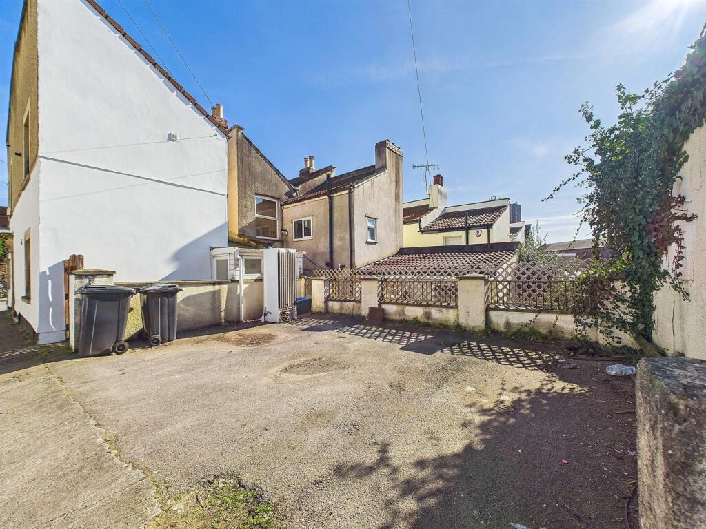 17 - 4 Bedroom End Terrace House.jpg