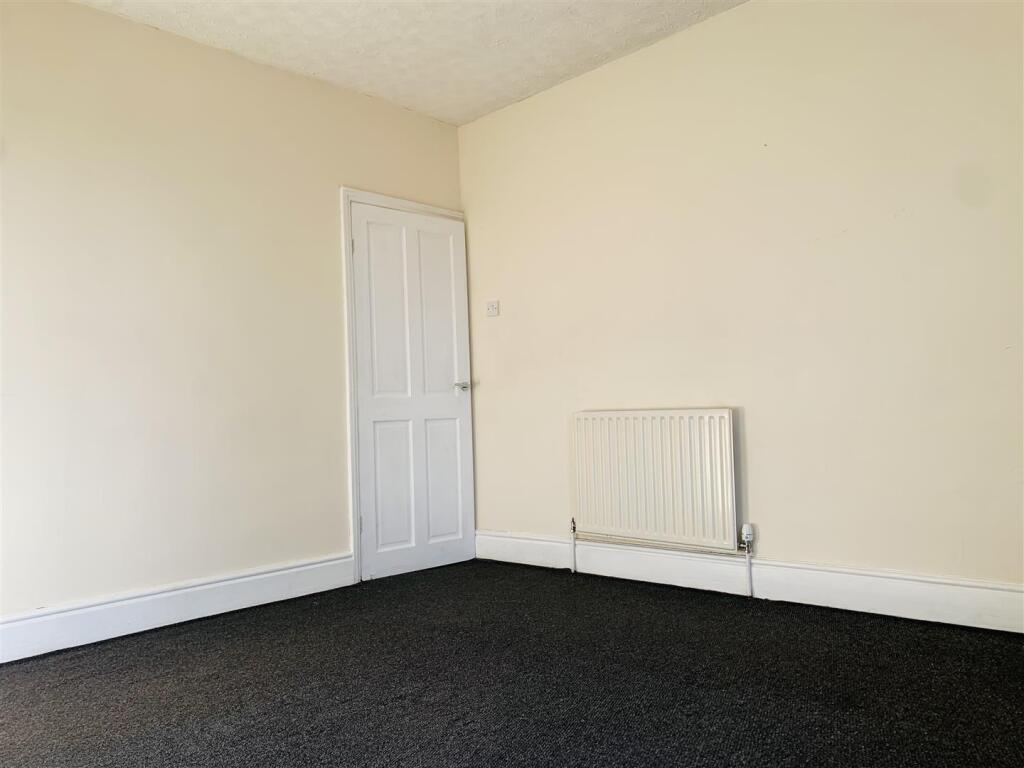 Bedroom 1 (2).jpg