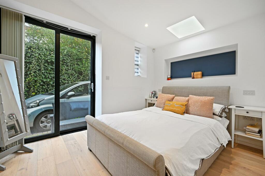 BCHJ - 4 Falstaff Mews - Bedroom 1 (4).jpg