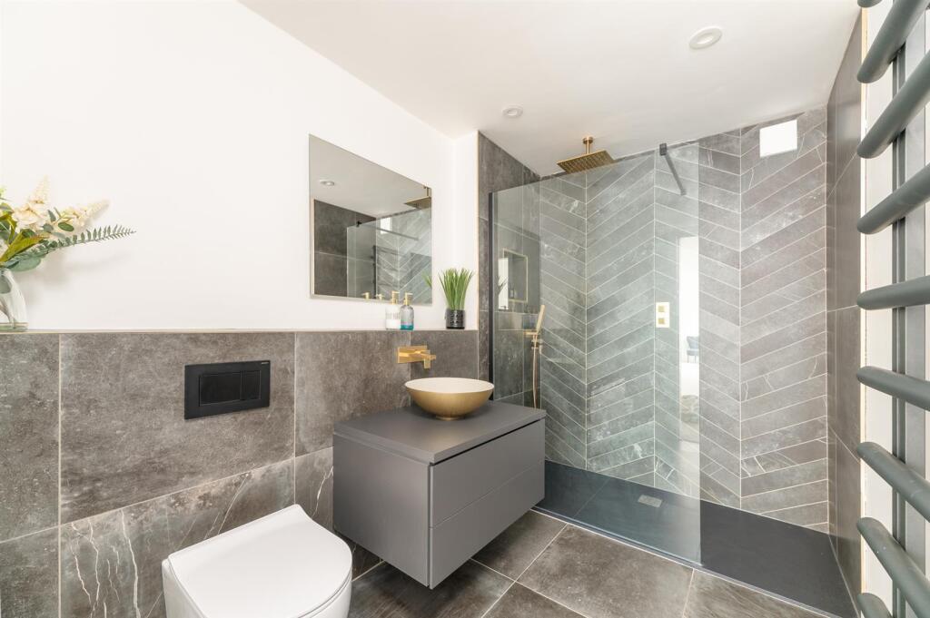 GROUND FLOOR BEDROOM EN SUITE