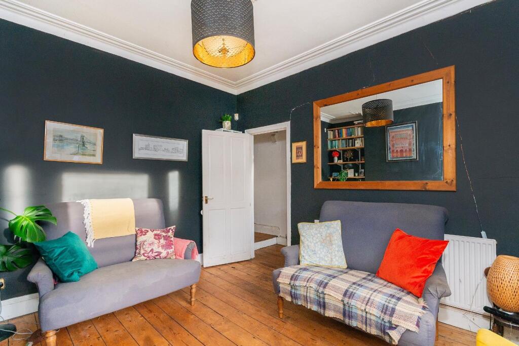 1C1R3WH - Living Room A.jpg
