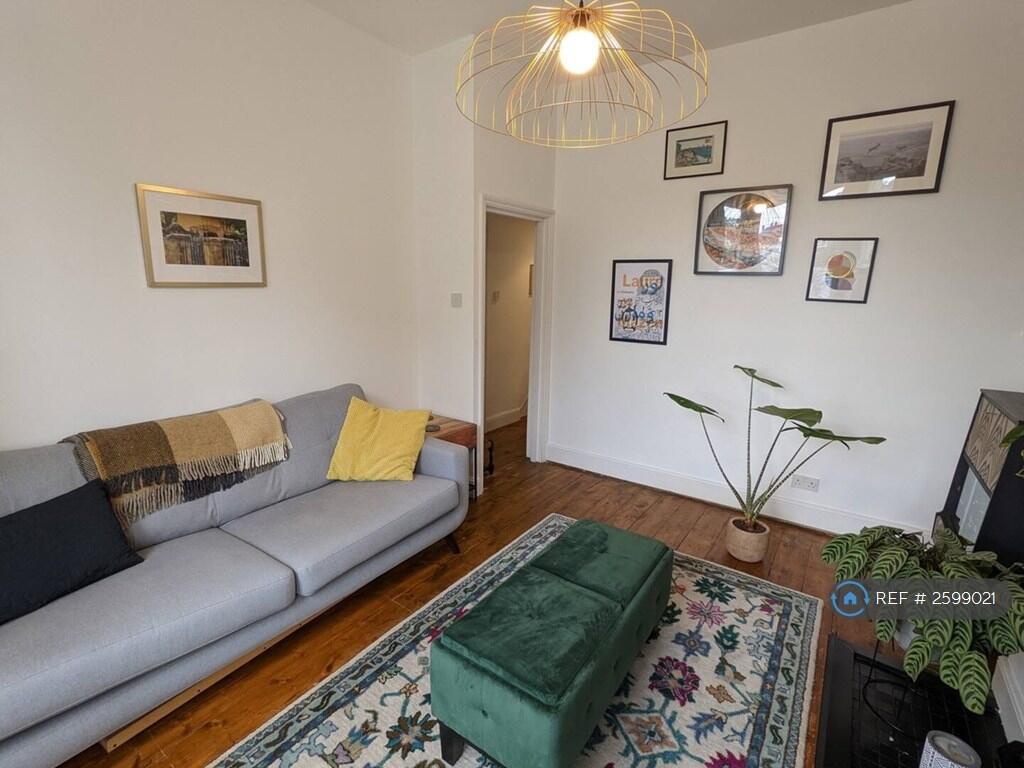 Lounge / Bedroom 2