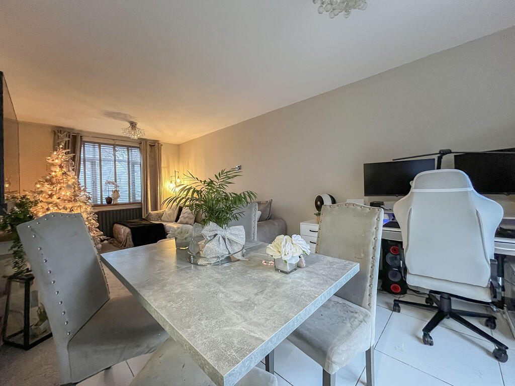 LIVING ROOM/DINER