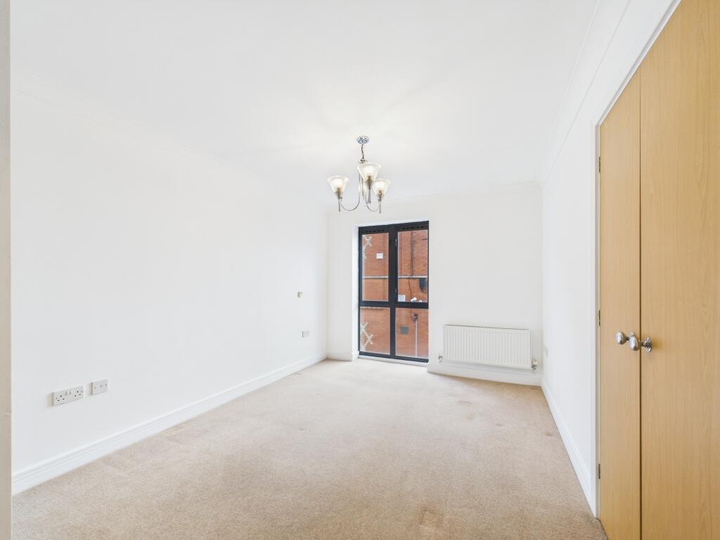 CAM03674G0-PR0412-STILL001