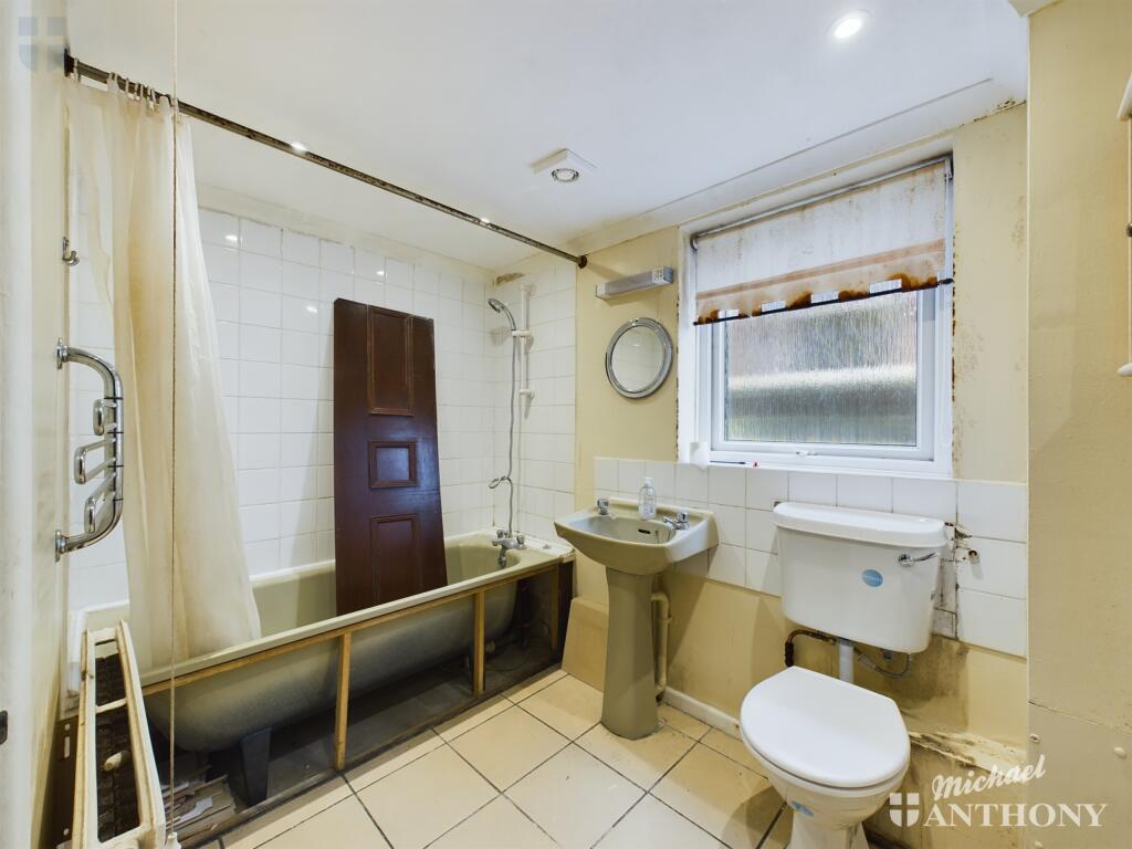 CAM03852G0-PR0098-STILL005