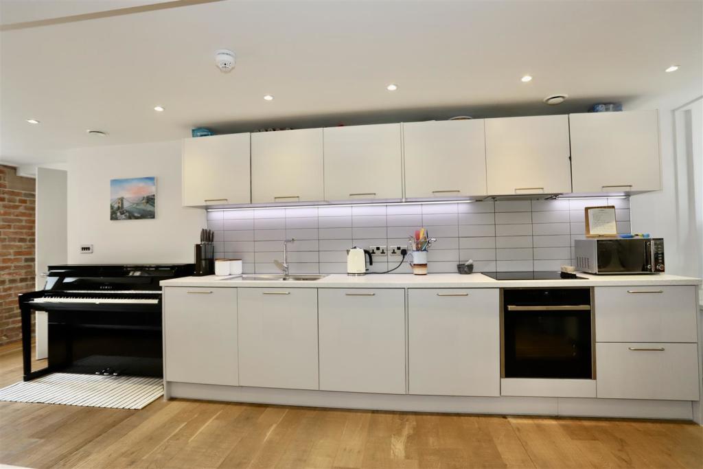 Kitchen .2.JPG