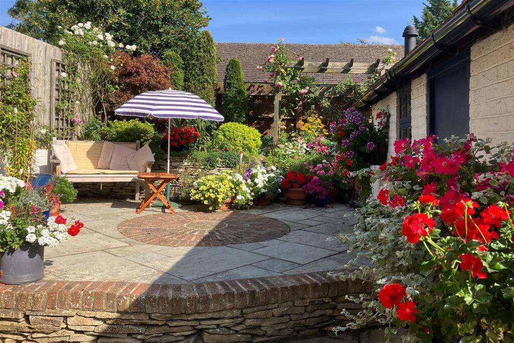 Picture of patio in Summer