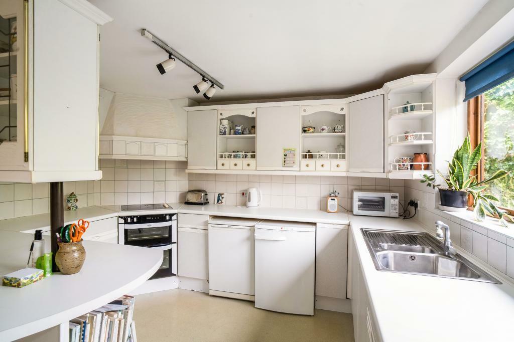 321881 70A Copt Elm Road - (9).jpg