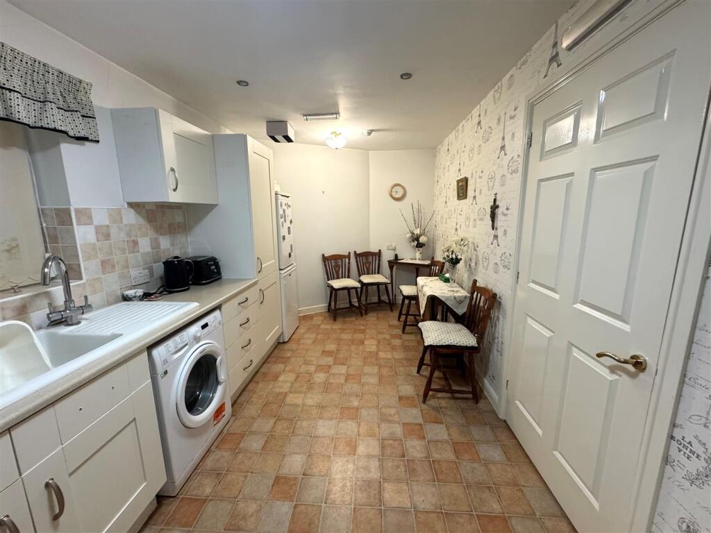 215 BPV kitchen 2.jpg