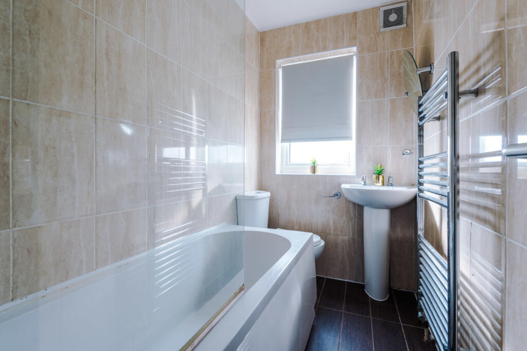 58 Richmond Mount, Bathroom 1