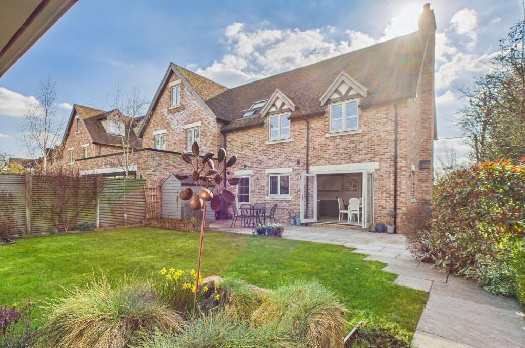 CAM02519G0-PR0244-STILL017