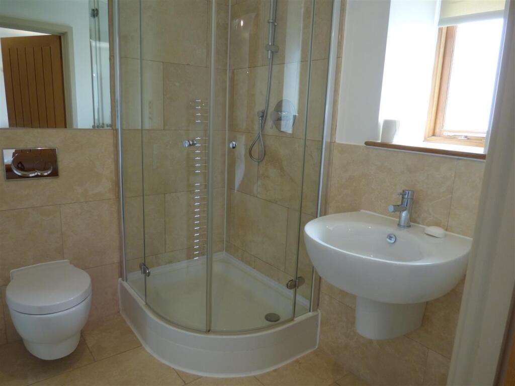 Bedroom 2 en suite.JPG